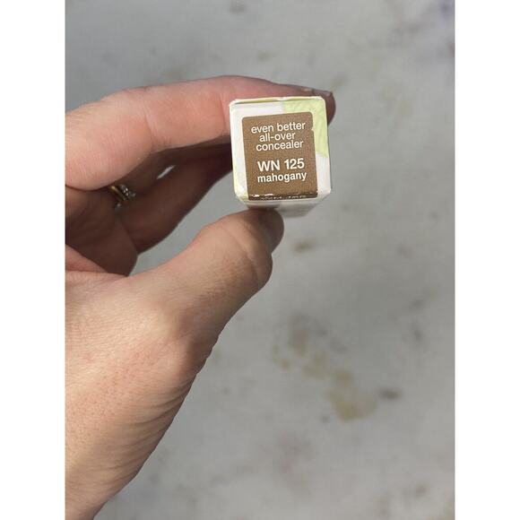 Clinique Even Better All-Over Concealer + Eraser. 0.2 fl oz WN 125 Mahogany - Picture 2 of 7